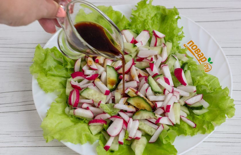 1. Этап. Салат с сырными шариками: Полейте овощи соусом.