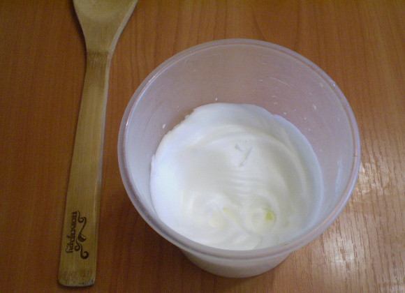 1. Этап. Выпечка из скисшего молока: Белки взбейте до устойчивых пиков.