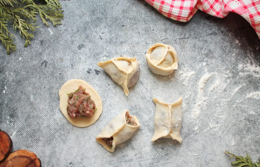 1. Этап. Манты из лосятины: Сделайте из заготовок манты. Для этого сначала соедините противоположные концы и слепите. Затем слепите края и соедините противоположные концы.