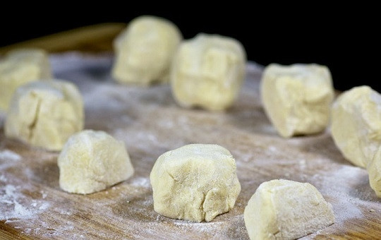 1. Этап. Яблоки, запеченные в тесте: 8. Достаньте тесто и разделите на 10 одинаковых кусочков. Параллельно включите духовку, пусть разогревается до 180 градусов.