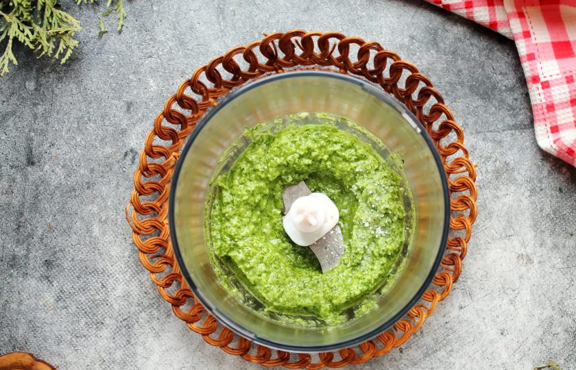 1. Этап. Паста с креветками и соусом Песто: Пармезан натрите на средней терке и добавьте в чашу к базилику. Постепенно вливая оливковое масло, пробейте все до однородной массы. Готовый соус посолите, перемешайте.