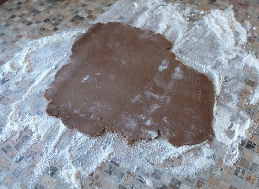 1. Этап. Расписное новогоднее печенье: Раскатайте пласт примерно 3-4 мм и вырезайте фигурки.