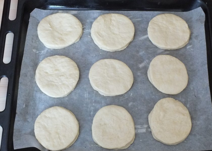 1. Этап. Сдобные лепешки: Выложите заготовки на противень, застеленный пергаментом (можно смазать маслом) и поставьте выпекаться в горячую духовку на 30-40 минут.