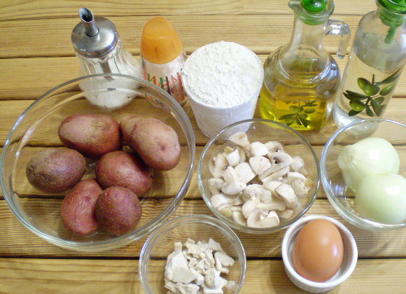 1. Этап. Пирожки постные с грибами: 1. Приготовим продукты. Шампиньоны у меня замороженные, их размораживать предварительно не нужно. Также вкусной получается начинка из смеси разных грибов.