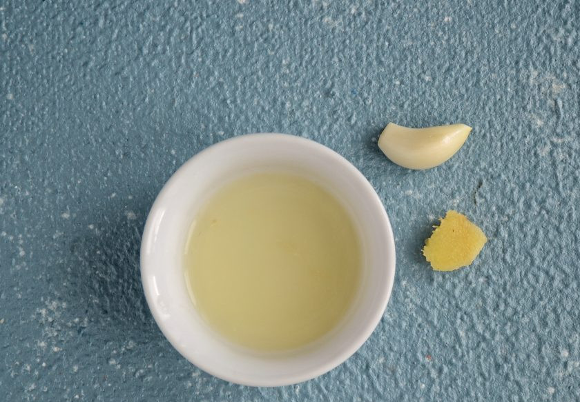 1. Этап. Миндальный соус: Из лимона выжмите сок, а чеснок и корень имбиря очистите от кожуры.