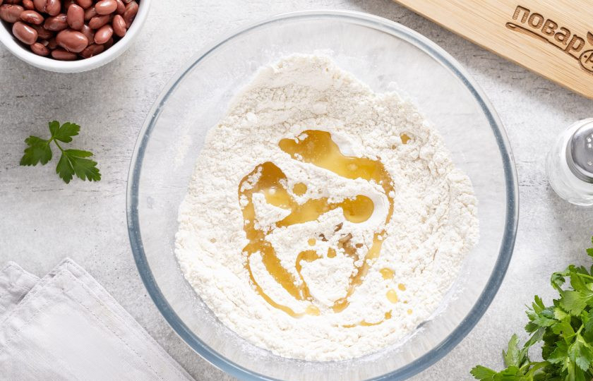 1. Этап. Вареники с фасолью: Влейте растительное масло.