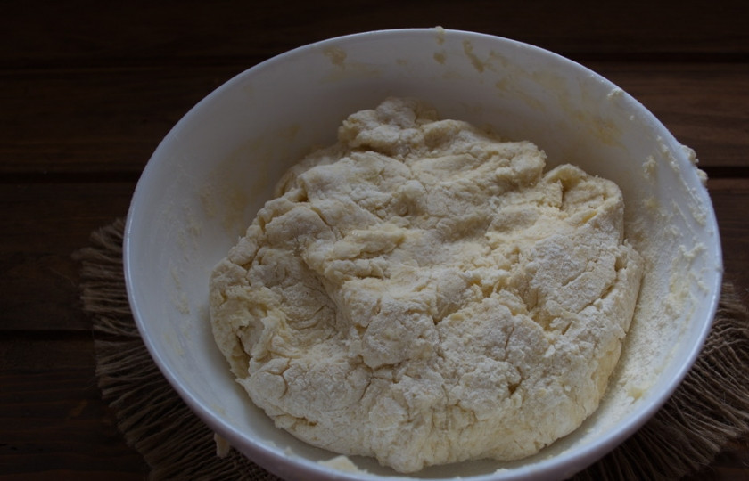 1. Этап. Печенье на сметане с кунжутом: Влейте сметану и быстро замесите тесто. У меня сметана 15 % и довольно жидкая. Можно взять сметану любой жирности.