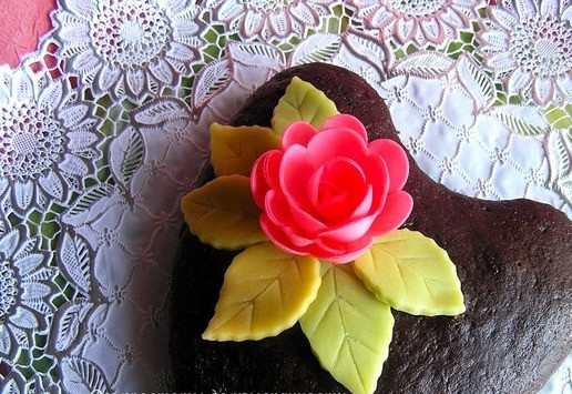 1. Этап. Шоколадно-клубничные кофейные кексы или Торт: По желанию покройте торт растопленным темным шоколадом (смешав его с небольшим количеством растительного масла), дополните сезонными фруктами или украсьте вафельным цветком и листиками из марципана как у меня.