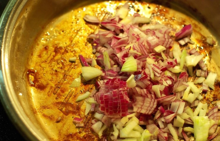 1. Этап. Курица по-испански: В той же сковородке обжариваем мелко нарезанный лук.