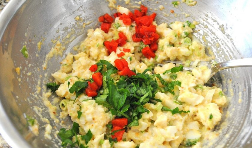 1. Этап. Котлеты из рыбы трески: 1. В кастрюлю наберите воду и отварите филе со щепоткой соли в течение 3-4 минут. Разомните филе вилкой, добавьте к нему лимонный сок, майонез, измельченный зеленый лук и нарезанный кубиками перец, раскрошите ломтик хлеба, добавьте сыр и специи, соль. Вбейте яйцо и перемешайте.