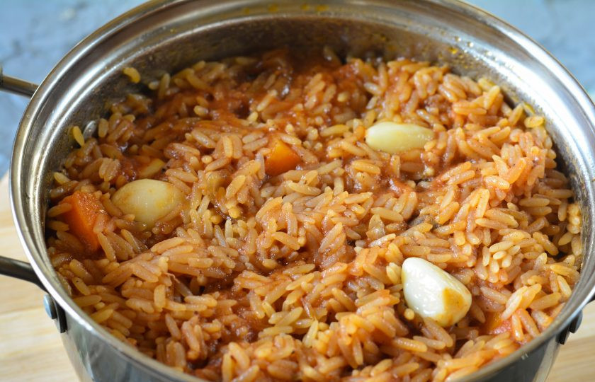 1. Этап. Плов с томатной пастой: Плов готов. Рис и мясо стали мягкими, а вода впиталась.