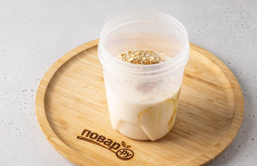 1. Этап. Молочный коктейль с бананом, мёдом и овсяными хлопьями: Переложите в одну емкость банан и овсяные хлопья. Влейте молоко, добавьте мёд и молотую корицу.