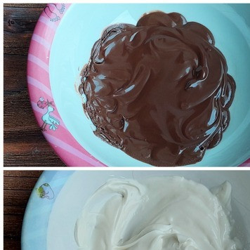 1. Этап. Творожные пончики в мультипекаре: Или же приготовить глазурь. Для этого я растопила тёмную и белую глазурь в микроволновке, добавив по 1 ч. л. растительного масла и хорошо перемешать.