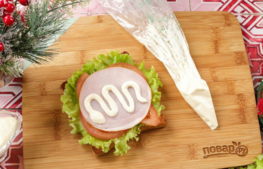 1. Этап. Бутерброды Змейка для праздничного стола: Майонез можно выдавить прямо из пачки. Если хотите, чтобы ваша змейка получилась максимально красивая и аккуратная, то лучше воспользуйтесь кондитерским кулинарным мешком. Срежьте уголок нужного размера, если нет специального мешка, то замените его целлофановым пакетом. Делайте 