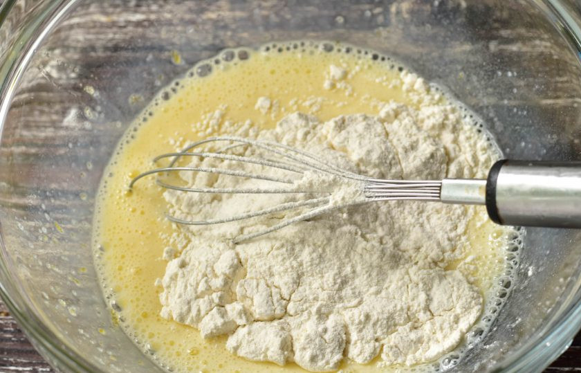 1. Этап. Якутские вафли: Добавьте муку.