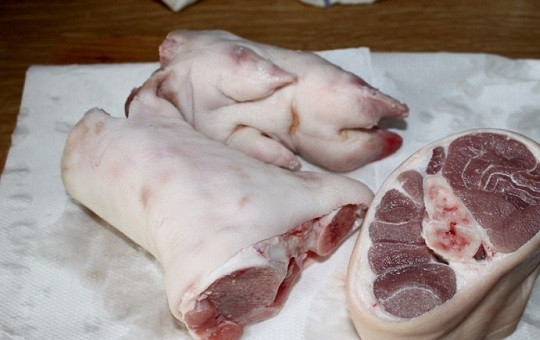 1. Этап. Холодец: Рульку и ножку нужно тщательно очистить и помыть. Можно разрубить на куски чуть поменьше.