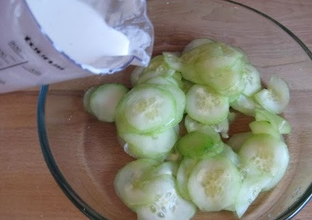 1. Этап. Огуречный салат Мизерия: 5. Вылейте заправку к огурцам.