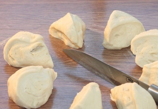 1. Этап. Булочки-птички Жаворонки: 11. Обминаем тесто и делим на 8 частей.