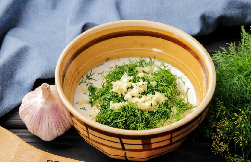 1. Этап. Соус Нежный: Добавьте давленый чеснок и измельчённый укроп.