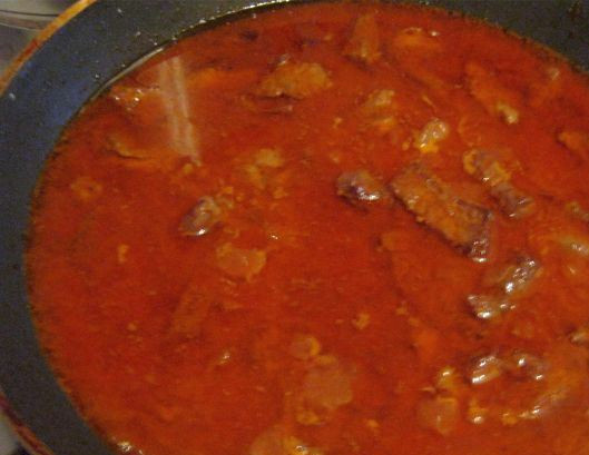 1. Этап. Говядина по-азербайджански: 2. Добавим томатную пасту, муку и бульон. Доводим до кипения и уменьшаем огонь.