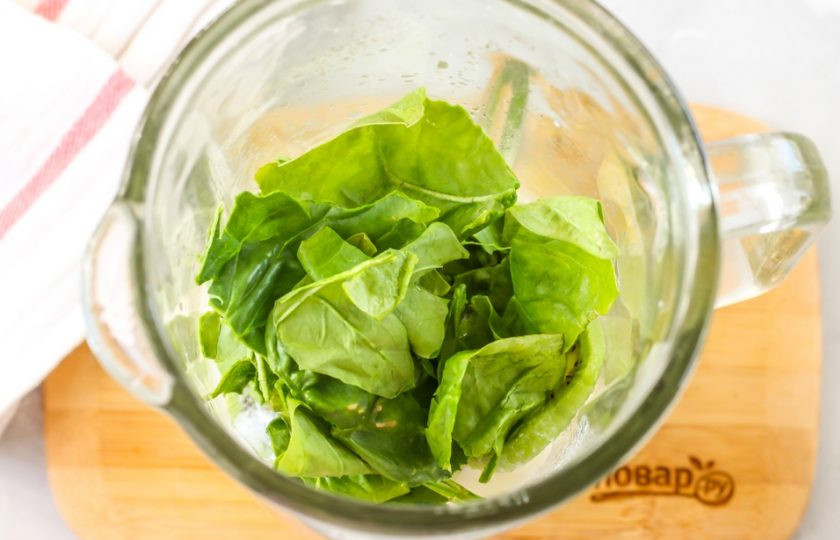 1. Этап. Смузи с бананом и киви: Промойте листья шпината, оборвите стебли и нарвите их руками в чашу блендера.