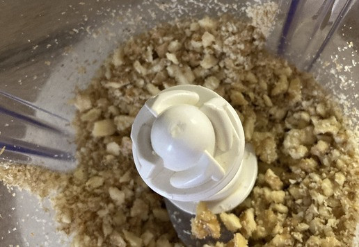 1. Этап. Творожные мини-рогалики с орехом и изюмом: Изюм без косточек промыть, замочить в кипятке на 10 минут, просушить. Смешать полученную ореховую крошку с изюмом. Взбить яйцо (нужно будет перед отправкой в духовку для смазывания мини-рогаликов).