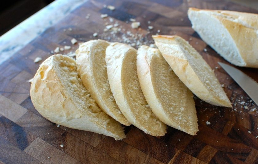 1. Этап. Брускетта с авокадо и томатами: 1. Порежьте багет на 5-6 ломтиков по диагонали.