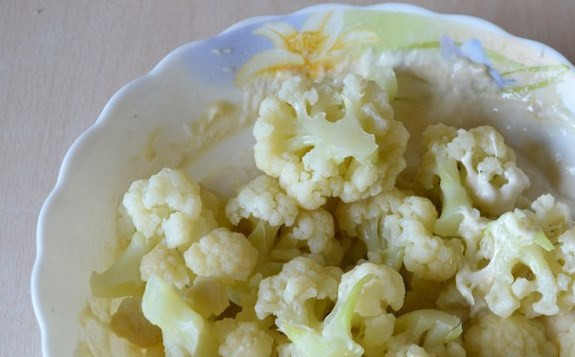 1. Этап. Цветная капуста в тесте: Опускаем в тесто и особенно аккуратно перемешиваем.