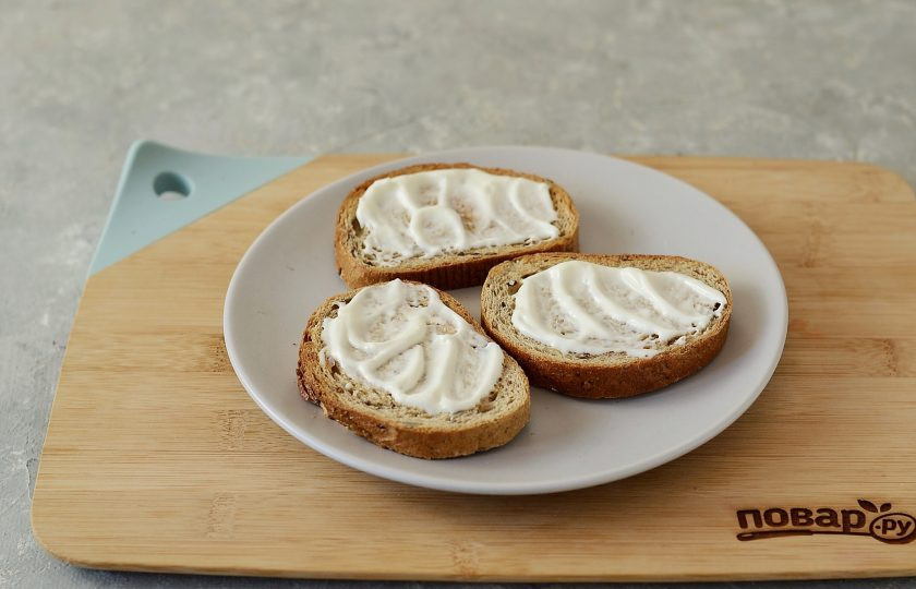 1. Этап. Бутерброд с авокадо: Смажьте поджаренный хлеб майонезом.