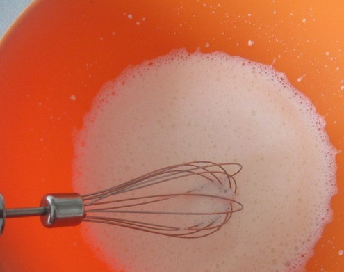 1. Этап. Блинчики на детской смеси: Добавить яйца и соль. Хорошо размешать, чтобы соль растворилась.