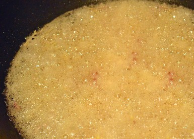 1. Этап. Као Мок Гай: Наливаем в вок или сковороду 2/3 стакана растительного масла, хорошенько разогреваем. Добавляем лук, уменьшаем огонь до среднего и обжариваем лук до легкого золотистого цвета.