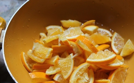 1. Этап. Домашний мармелад из апельсинов: 2. Нарежьте небольшими кусочками и отправьте на сковороду с высокими бортами или в кастрюлю.