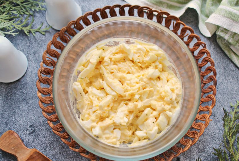 1. Этап. Салат из кальмаров с чесноком: Заправьте салат с кальмарами и чесноком майонезом, посолите и дайте постоять 10 минут.