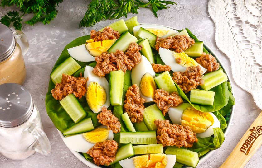 1. Этап. Низкокалорийный салат с тунцом: Выложите мякоть тунца в хаотичном порядке между остальных нарезок либо нарезанные кусочки обжаренного или отварного тунца.