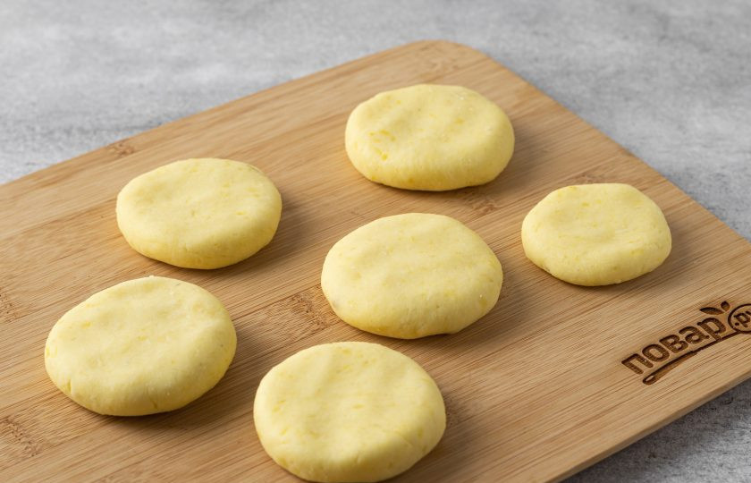 1. Этап. Картофельные лепешки Имомоти: Разделите получившуюся массу на 8 шариков. Сформируете из них плоские кружки. Трещины можно сгладить влажными руками.