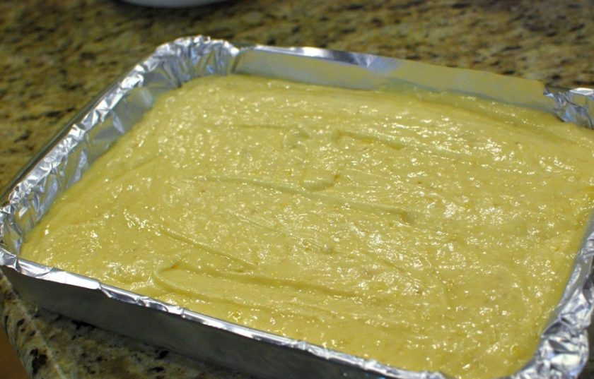 1. Этап. Банановый пирог с глазурью: 7. Подготовьте форму для выпечки: застелите ее фольгой и смажьте сливочным маслом. Вылейте в форму тесто и разровняйте его. Выпекайте около 60-70 минут в разогретой до 135 градусов духовке.