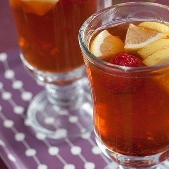 1. Этап. Имбирный чай с клубникой: Наконец, разливаем по чашкам настоявшийся чай. Подаем сразу же, пока не остыл.