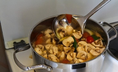 1. Этап. Том Ям Кунг: Добавляем грибы и рыбный соус. Варим 4-5 минут.