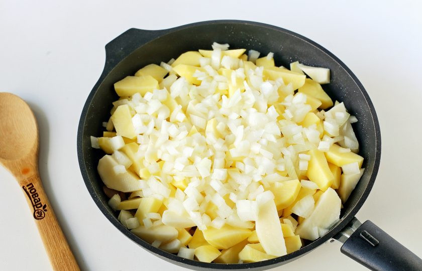 1. Этап. Жареные грузди с картошкой: Добавьте нарезанный брусочками картофель и лук, нарезанный кубиками. Обжарьте все вместе до полной готовности. Соль добавляйте в конце, когда картофель будет почти готов.