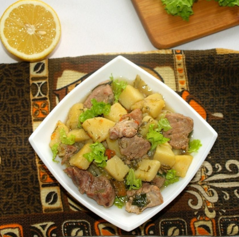 1. Этап. Свинина, тушенная с укропом: 7. Подается рагу в горячем виде. Перед подачей можно еще раз присыпать укропом.