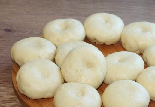 1. Этап. Плетеные булочки на молоке с начинкой: 11. И делим на 10-12 частей, подкатываем, накрываем пленкой или полотенцем и оставляем на столе, минут на 10.