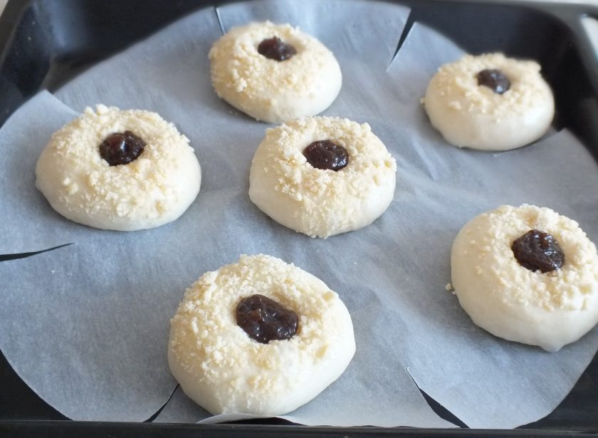 1. Этап. Выборгская сдоба: Подготовленную сдобу оставьте для расстойки еще на 40 минут. Разогрейте духовку до 200 градусов за 10 минут до окончания расстойки. Выпекайте сдобу 12-14 минут.