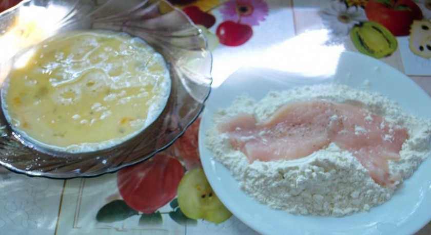 1. Этап. Отбивные из индейки в микроволновке: 2. Муку просеем в плоскую тарелку, а яйца взбиваем до однородности с молоком и щепоткой соли. Каждый кусочек мяса перед жаркой опускаем сначала в яичную смесь, затем — в муку.