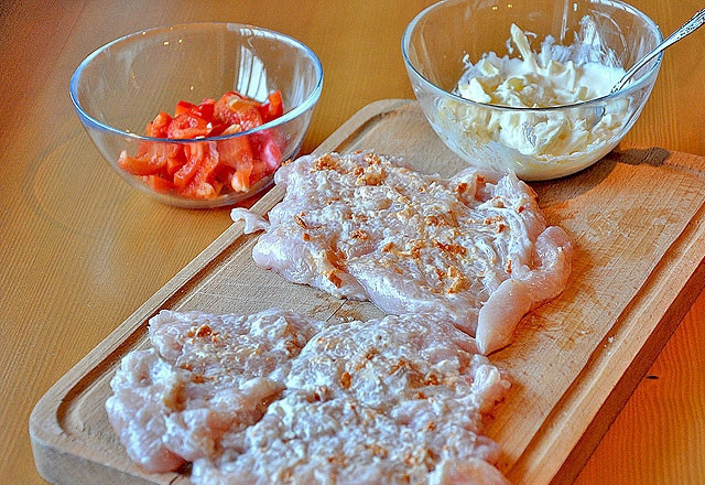 1. Этап. Куриные конвертики: Куриное филе тщательно отбейте. В небольшую пиалочку поместите майонез, к нему натрите на мелкой терке или пропустите через чеснокодавку зубчик чеснока. Также добавьте сухие специи по вкусу, тщательно все перемешайте. Смажьте получившимся соусом куриные грудки с одной стороны, дайте им настояться в течение часа.