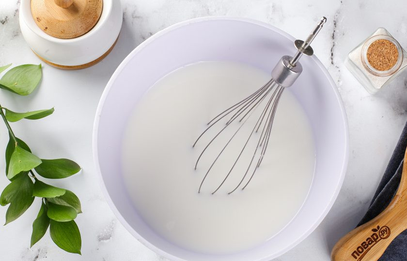 1. Этап. Толстые блинчики: Соедините тёплое молоко и тёплую воду. Добавьте сахар и перемешайте.