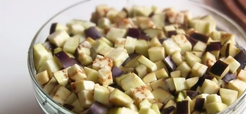 1. Этап. Лазанья овощная из лаваша: 1. Нарежьте баклажаны кубиками, посолите, перемешайте и оставьте на несколько минут. Лук и помидоры нарежьте кубиками. На разогретом растительном масле обжарьте нарезанный лук до прозрачности.