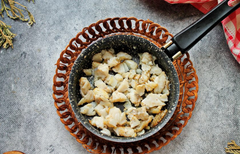 1. Этап. Салат с треской и авокадо: Треску промойте в холодной воде, обсушите бумажным полотенцем и сделайте филе. Удалите все косточки, порежьте средней соломкой, посолите и поперчите. В сковороду налейте половину растительного масла, разогрейте и выложите рыбу. Обжаривайте треску на среднем огне до золотистой корочки, примерно 4-6 минут, остудите.