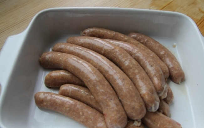 1. Этап. Колбаски гриль: 2. В мясорубке устанавливаю насадку для колбасок. Кишки хорошенько промываю и одеваю на насадку, фарширую колбаски длиной 15 сантиметров, оставляю по 2 сантиметра на краях и завязываю.