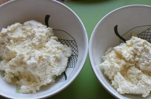 1. Этап. Пирог из моркови и творога: 6. Творожную массу разделите на две части, чтобы сделать пирог из моркови и творога в домашних условиях в два слоя с разными начинками.