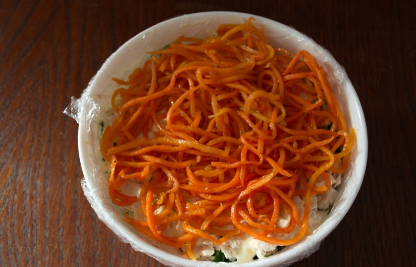 1. Этап. Салат Грибная полянка с курицей: Корейскую морковку выкладываем сверху на курицу.
